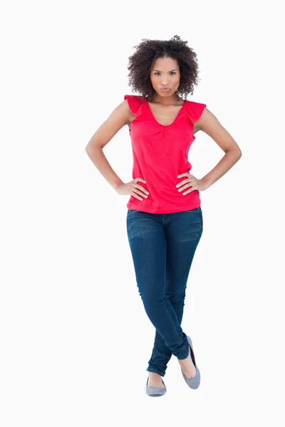 Serious young woman placing her hands on her hips — Stock Photo, Image