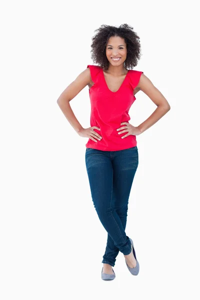 Smiling young brunette placing her hands on her hips — Stock Photo, Image