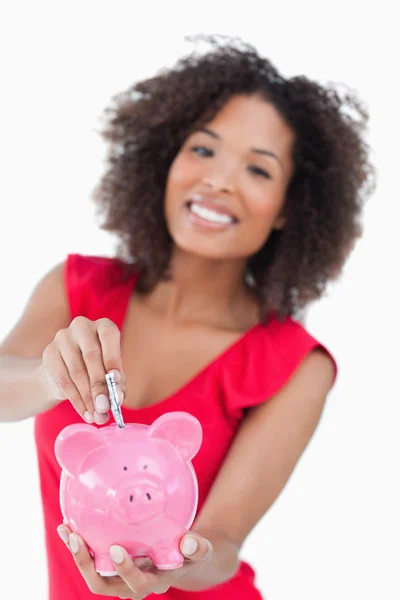 Roze piggy bank bankbiljetten wordt gegeven — Stockfoto