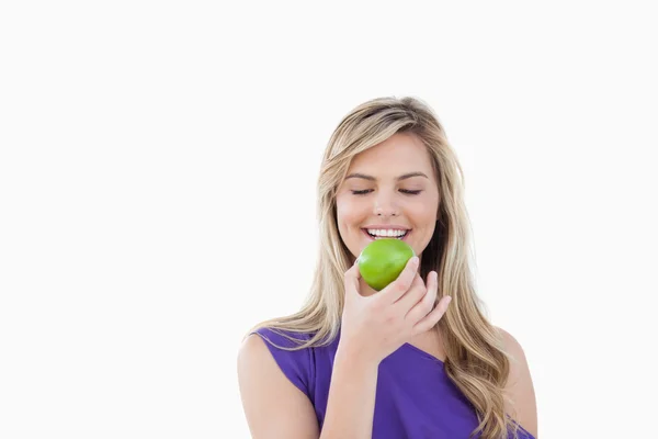 Mulher sorridente segurando uma maçã deliciosa — Fotografia de Stock
