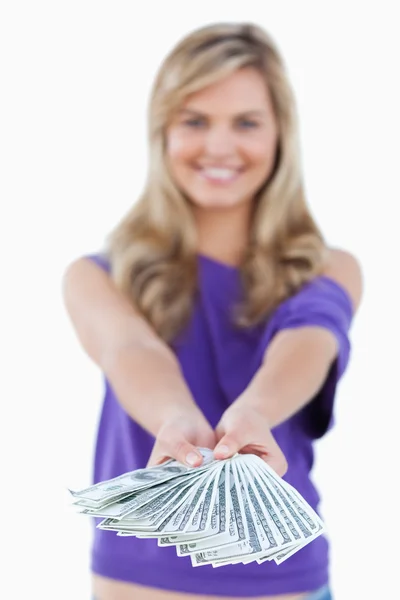 Fan von Geldscheinen, die eine blonde Frau in der Hand hält — Stockfoto