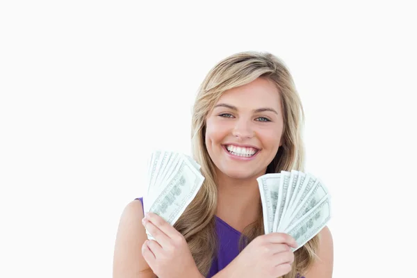 Szczęśliwy blond kobieta trzyma notatki dolara — Zdjęcie stockowe