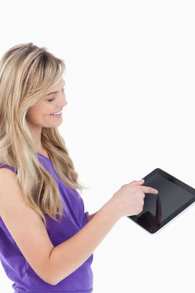 Ευτυχής ξανθιά γυναίκα που αγγίζει τον υπολογιστή tablet — Φωτογραφία Αρχείου