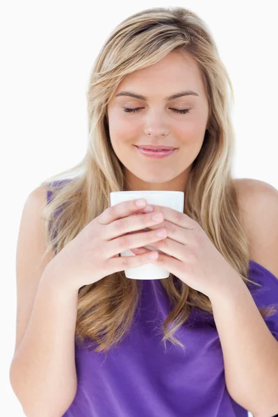 Jeune femme sent sa tasse de café — Photo