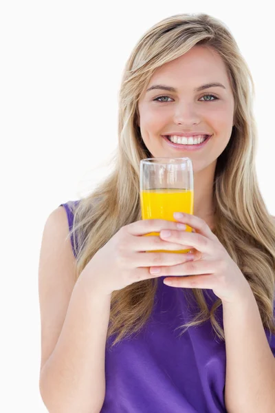Sarışın kadın portakal suyu tutan gülümseyerek — Stok fotoğraf