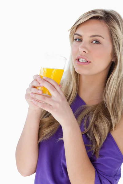 Atraktivní blondýnka drží pomerančový džus — Stock fotografie