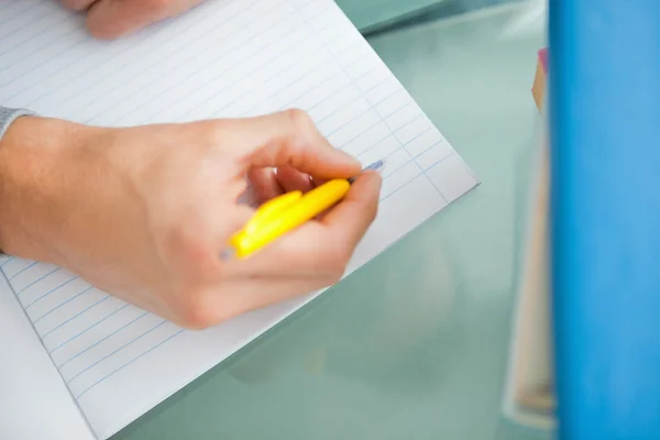 Nahaufnahme eines Studenten, der seine Hausaufgaben macht — Stockfoto