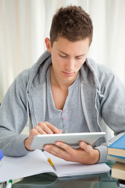 Student pomocí dotykové podložky — Stock fotografie