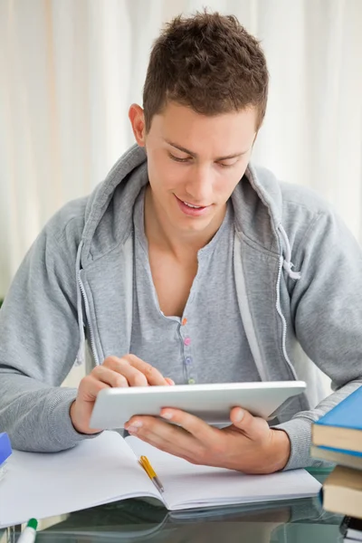 Ler student med en touch pad — Stockfoto