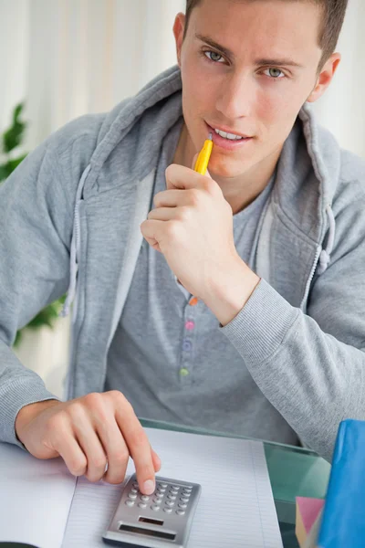 Przystojny student za pomocą kalkulatora — Zdjęcie stockowe