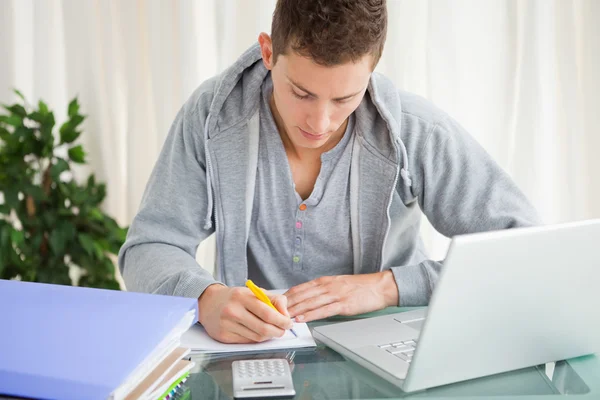 Estudante fazendo seu dever de casa — Fotografia de Stock