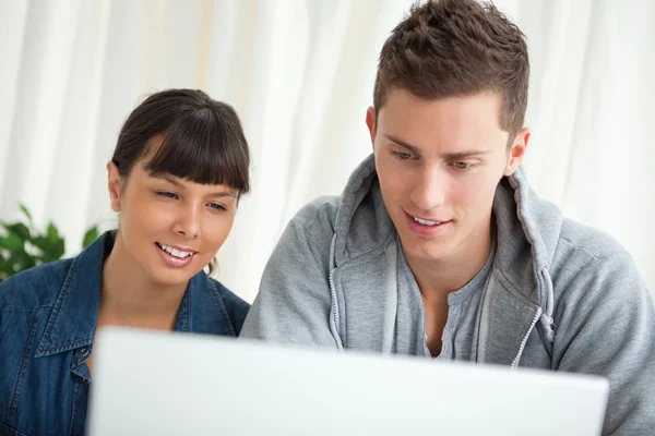 Students using a laptop — Stock Photo, Image
