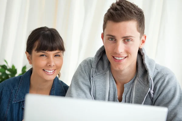 Portrait of two smiling students working together — Stock Photo, Image