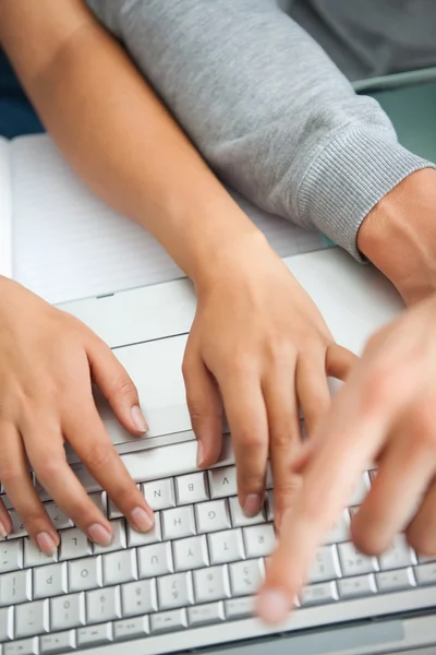 Dizüstü bilgisayarla çalışma öğrencilerin el yüksek görünüm — Stok fotoğraf