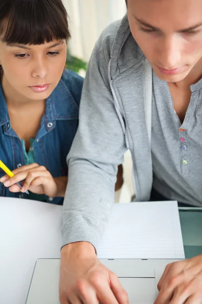 Крупный план двух студентов, делающих домашнее задание — стоковое фото