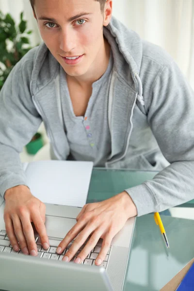 Portrait of a student typing on a netbook — Stock Photo, Image