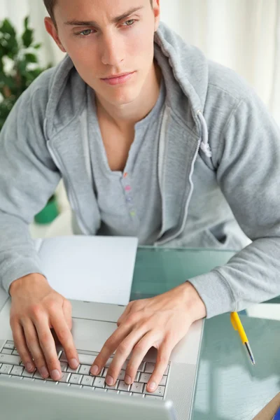 Student rynkar pannan när de gör sina läxor — Stockfoto