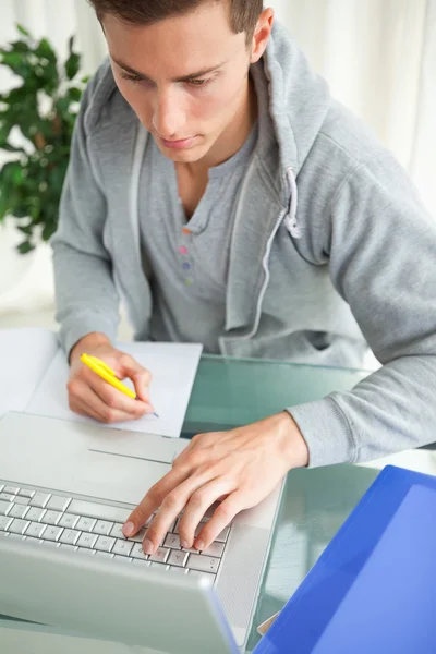 Étudiant faisant ses devoirs avec un netbook — Photo