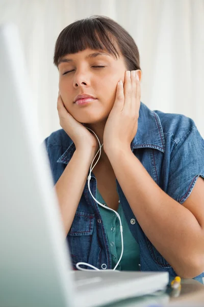 Female student enjoying music — Stock Photo, Image