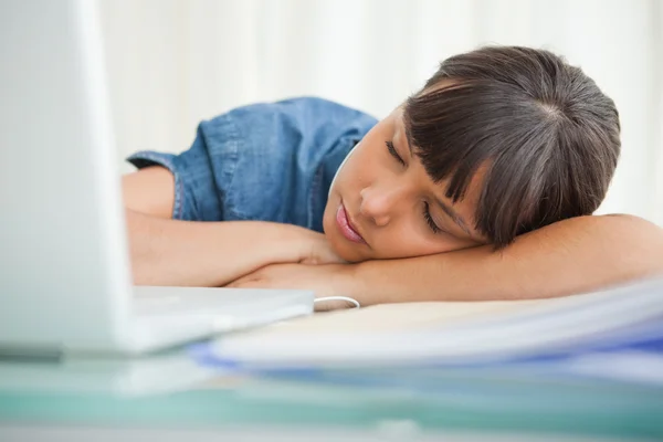 Studentin schläft auf ihrem Schreibtisch — Stockfoto