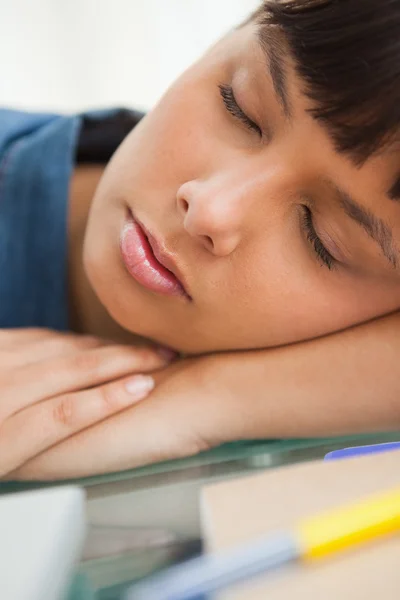 Close-up van een schattige student slapen — Stockfoto