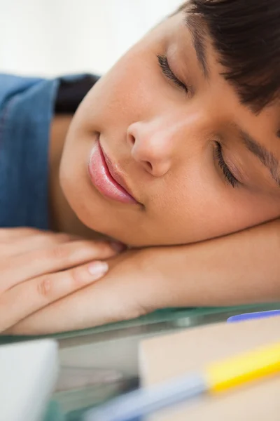 Close-up van een glimlachende student slapen — Stockfoto