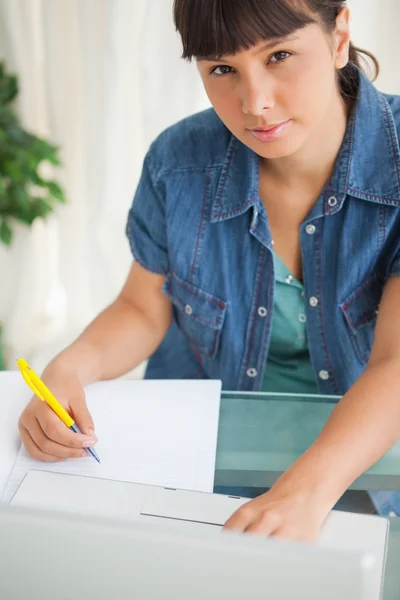 Retrato de uma estudante bonita fazendo seu dever de casa — Fotografia de Stock