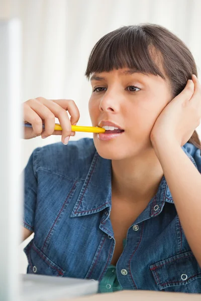 Student grimasy při žvýkání tužka — Stock fotografie