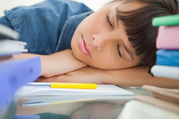Kvinnlig student sova bland hennes böcker — Stockfoto
