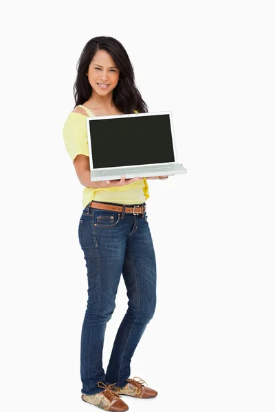Estudante latino bonito mostrando uma tela de laptop — Fotografia de Stock