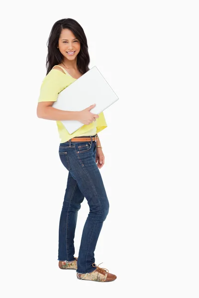 Vacker latin student håller en laptop — Stockfoto