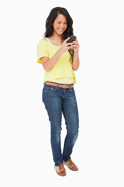 Hermosa risa latina mientras usa un teléfono inteligente — Foto de Stock