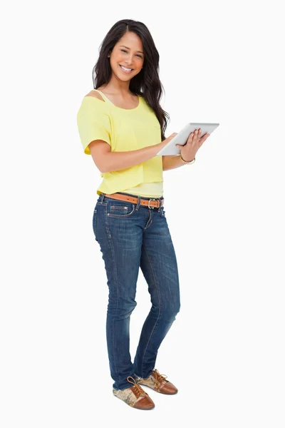 Porträt einer lateinamerikanischen Studentin mit einem Touchpad — Stockfoto