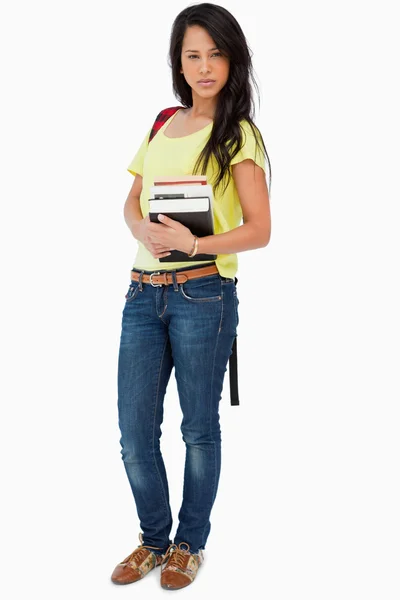 Docela Latinské student s batoh drží učebnice — Stock fotografie