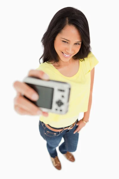 Mujer joven y bonita tomando una foto de sí misma — Foto de Stock