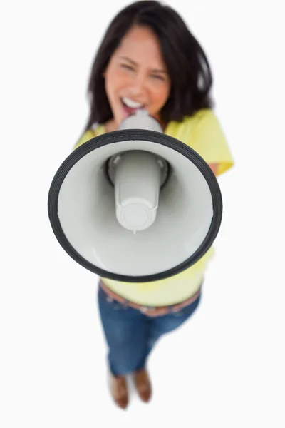 Närbild av en megafon med en ung kvinna — Stockfoto