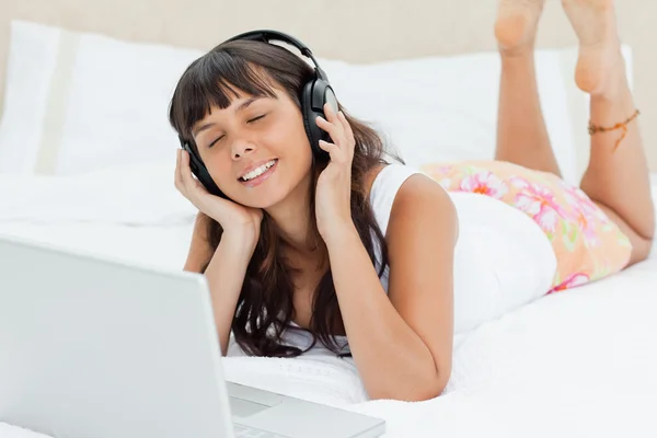 Student in pajama enjoying music — Stock Photo, Image