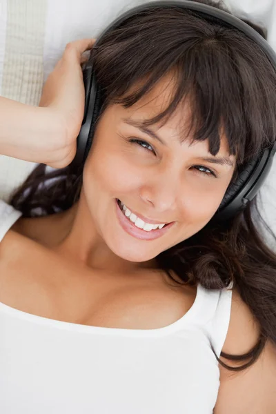 Портрет улыбающегося студента, слушающего музыку — стоковое фото