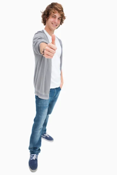 Estudante feliz do sexo masculino posando o polegar para cima — Fotografia de Stock