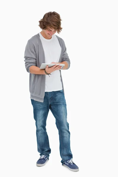 Estudante do sexo masculino feliz usando um touch pad — Fotografia de Stock