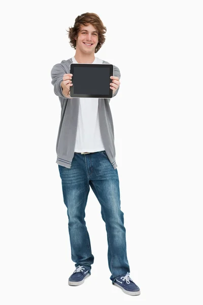 Чоловік студент показує сенсорний екран майданчика — стокове фото