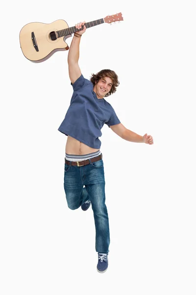 Hombre estudiante saltando con su guitarra — Foto de Stock