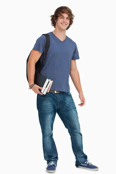Kitap tutan bir sırt çantası ile bir erkek öğrenci portresi — Stok fotoğraf