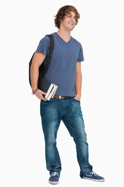 Estudante do sexo masculino com mochila segurando livros — Fotografia de Stock