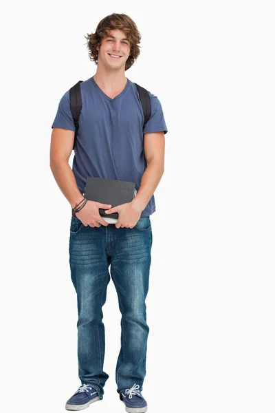 Студент-мужчина позирует с рюкзаком и книгами — стоковое фото