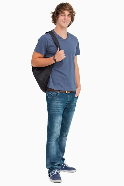 Estudiante masculino sonriente con una mochila — Foto de Stock