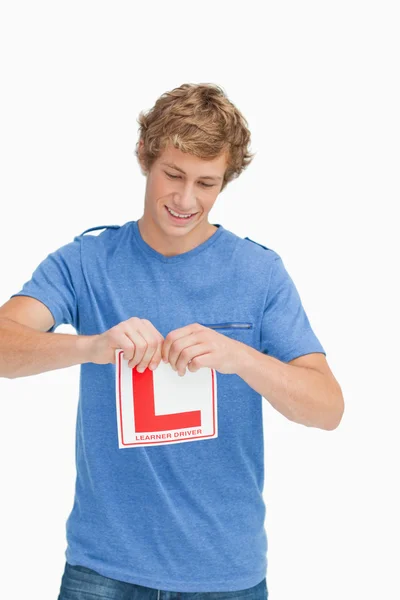 Junger Mann reißt Fahrschüler Schild weg — Stockfoto