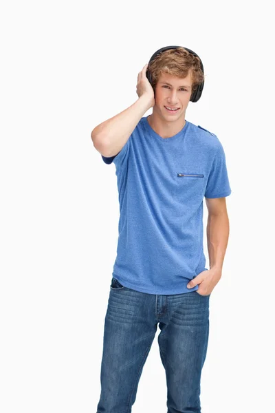 Jonge blonde man met hoofdtelefoon — Stockfoto
