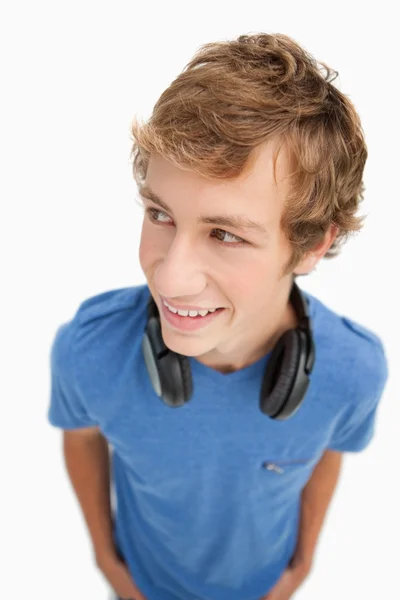 ヘッドフォンで金髪の学生の魚眼ビュー — ストック写真