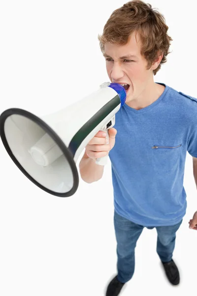 Fisheye vista de um estudante do sexo masculino usando um alto-falante — Fotografia de Stock